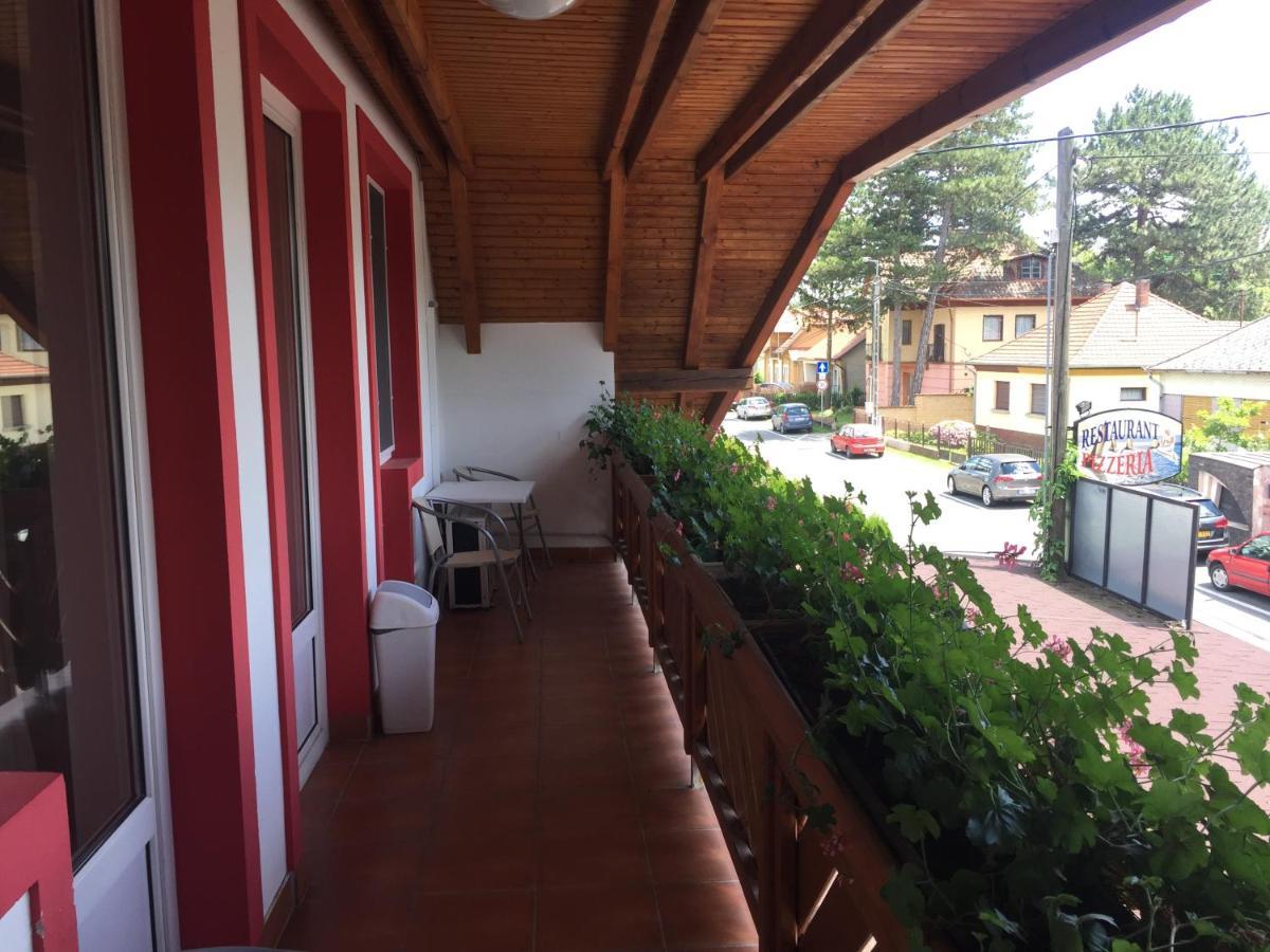 Hableany Etterem, Pizzeria Es Vendeghaz Bed & Breakfast Balatonmariafurdo Ngoại thất bức ảnh