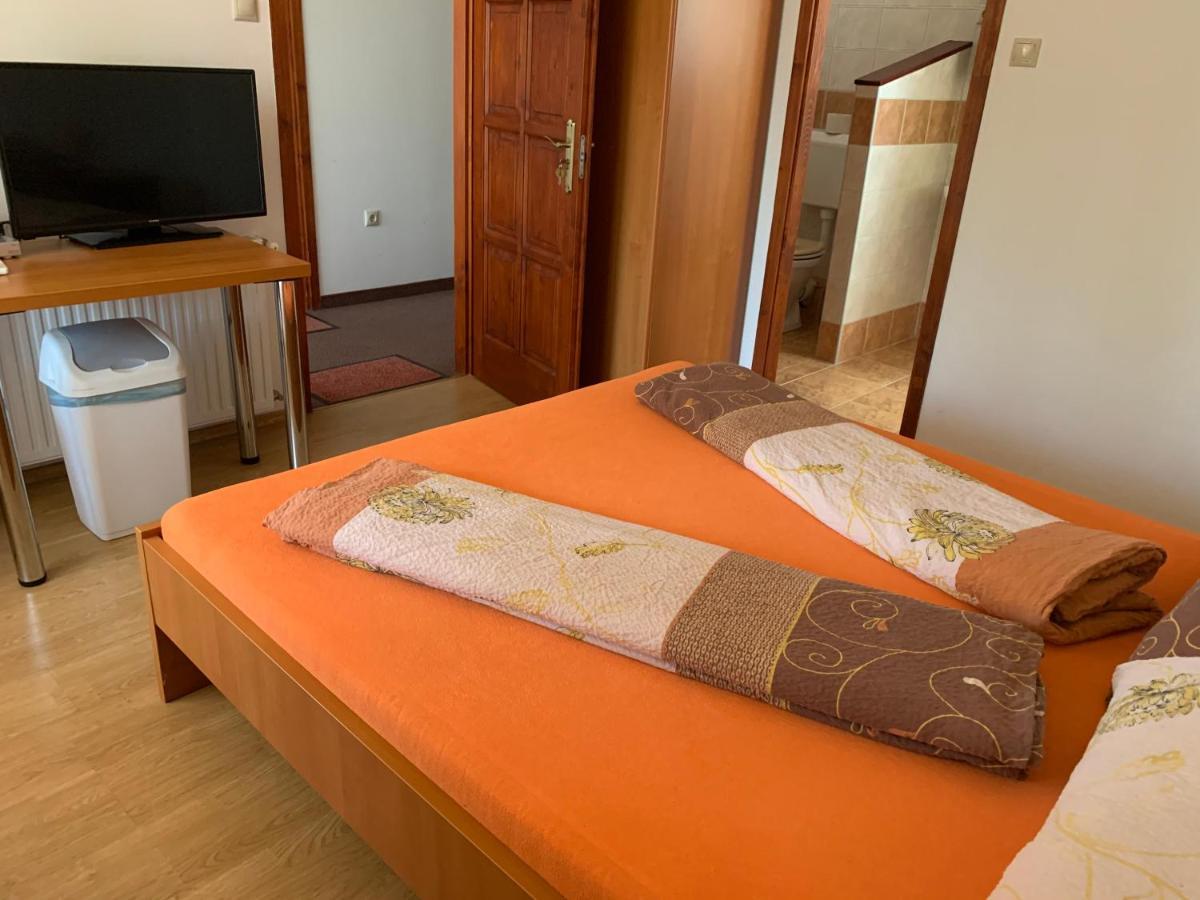 Hableany Etterem, Pizzeria Es Vendeghaz Bed & Breakfast Balatonmariafurdo Ngoại thất bức ảnh