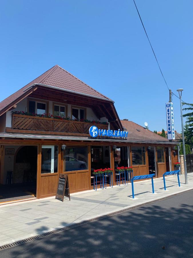 Hableany Etterem, Pizzeria Es Vendeghaz Bed & Breakfast Balatonmariafurdo Ngoại thất bức ảnh